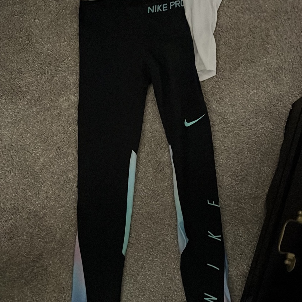 Girls Nike pro leggings and shirt - Picture 2 of 3